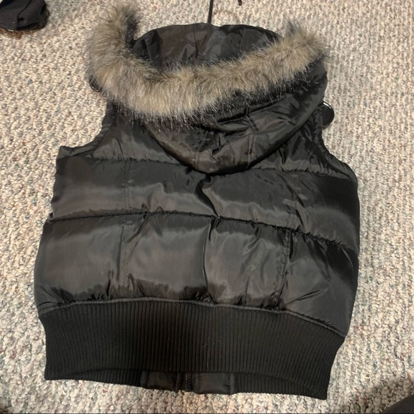 Black faux fur trimmed puffer winter vest - Picture 6 of 6